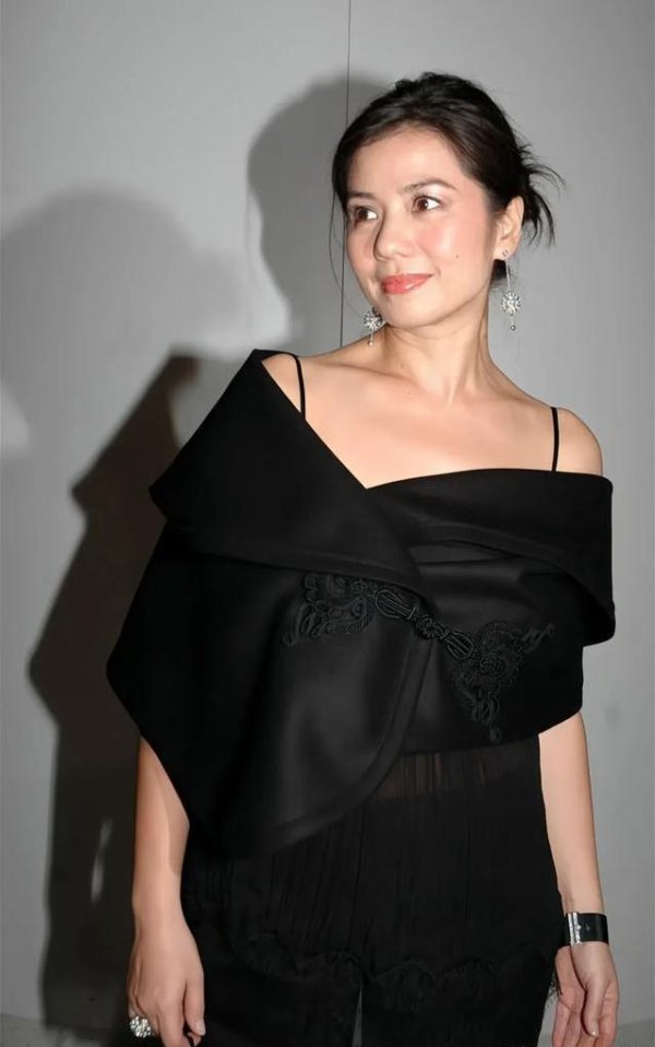 科银宏泰 65岁钟楚红惊艳陈慧琳演唱会，时尚洞洞鞋抢镜，状态好到像40岁